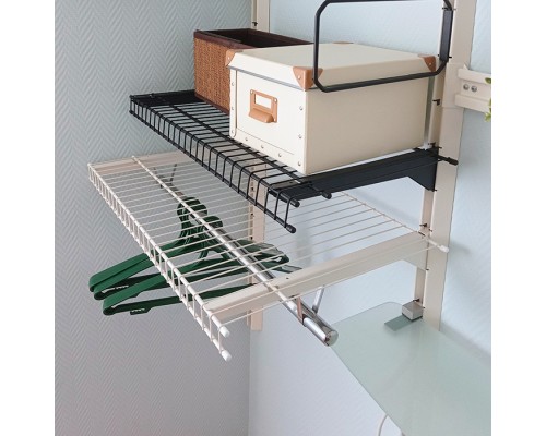 Маленькая гардеробная с вешалом для плечиков